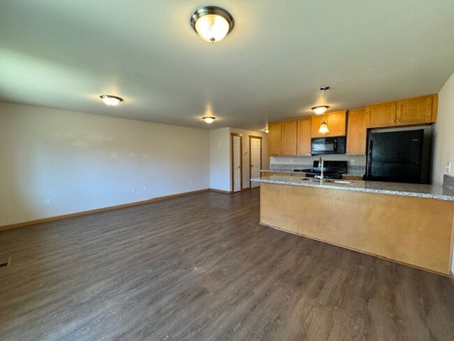 Building Photo - 2 Bedroom Townhouse with a fenced backyard!