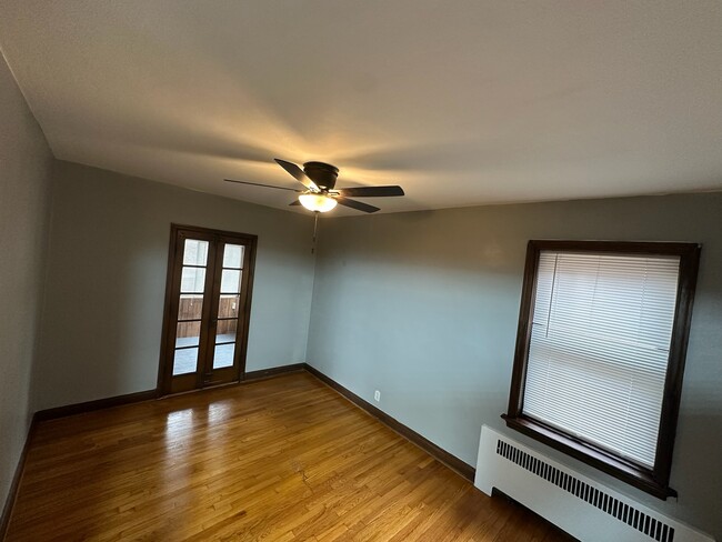 Bedroom and Sun Porch - 6618-6620 Devonshire Ave