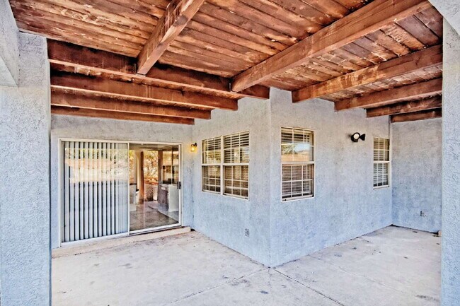 Building Photo - 2 Story, 4 BR, 2205 SF home off Southern Blvd in Rio Rancho