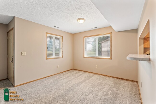 Building Photo - 3 Bedroom End Unit Townhouse