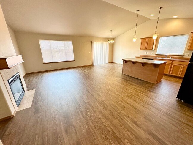 Building Photo - 4 Bed 2 Bath Home with Garage and Yard