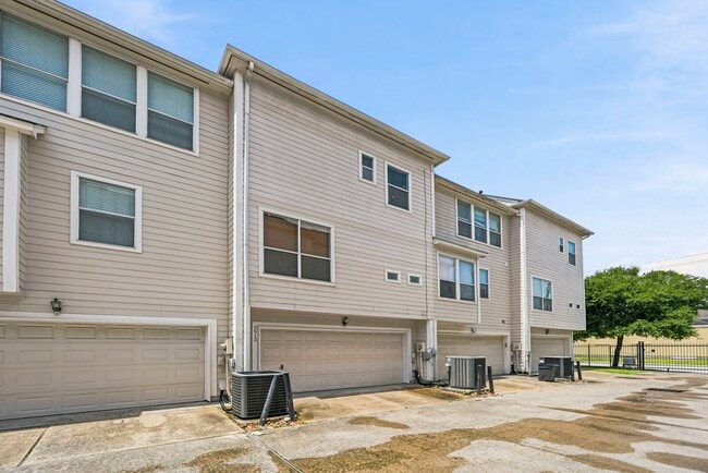 Building Photo - 2913 Crawford St