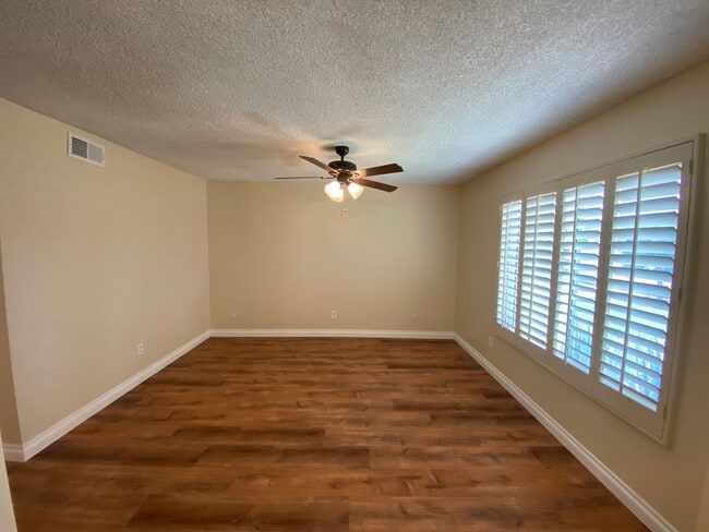 Building Photo - 3 Bedroom Home - Centrally Located with So...