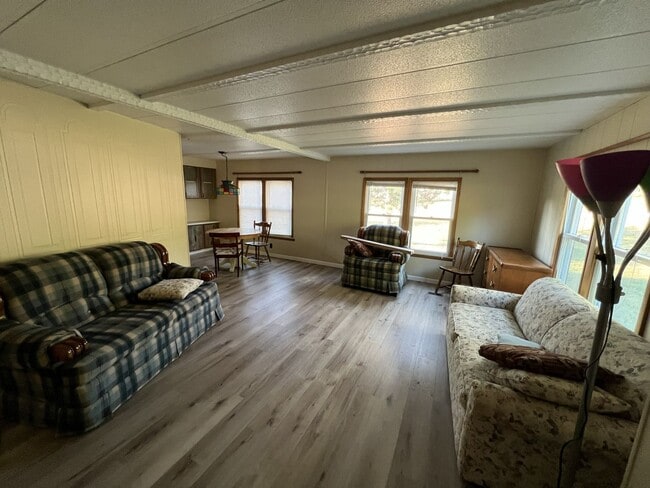Building Photo - TWO BEDROOM HOME IN WILLIAMSBURG - GREAT L...