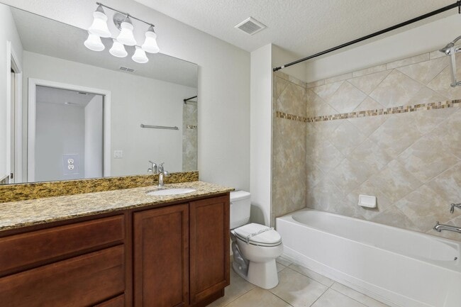 Building Photo - Gorgeous 3/3 Townhouse in VillageWalk of L...