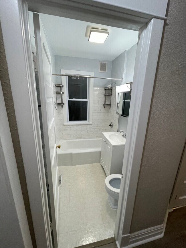 Bath - 5434 N Lotus Ave