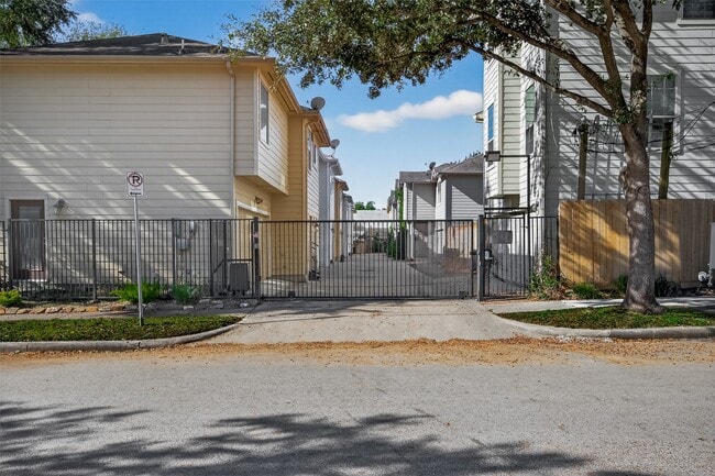 Building Photo - 313 Hogan St