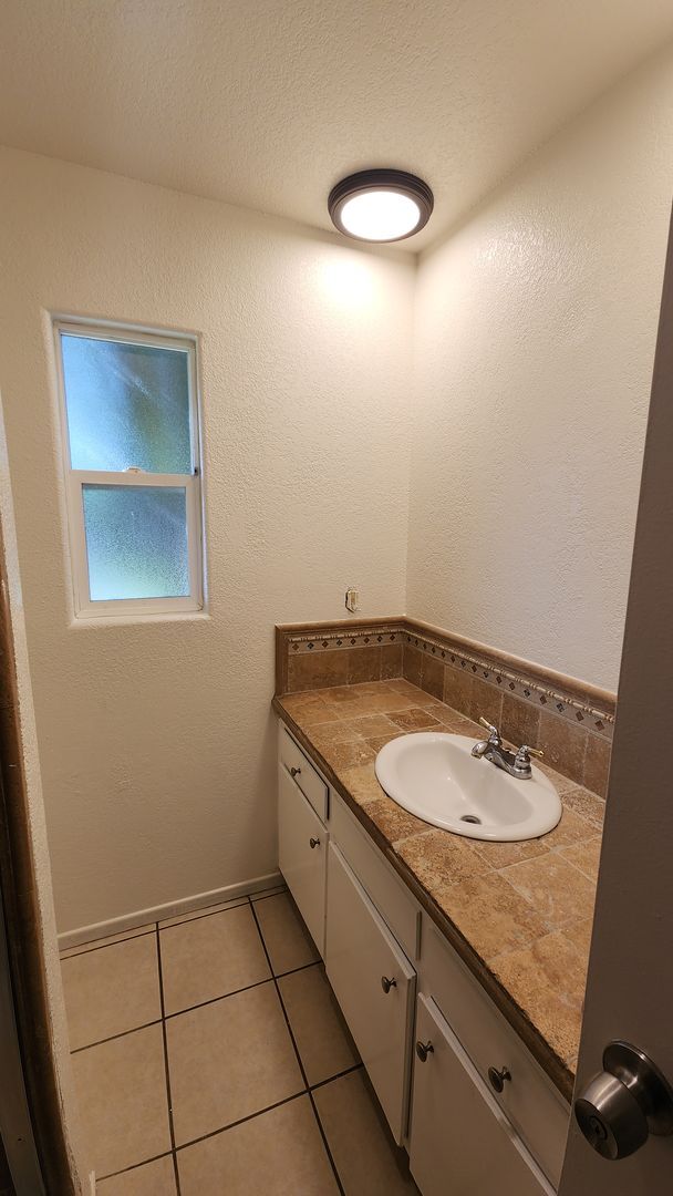 Building Photo - Your Perfect Ventura Retreat 4 bedroom 2 f...