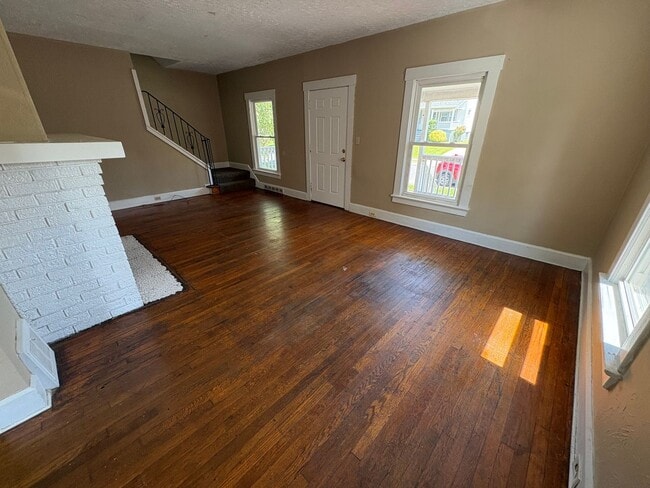 Building Photo - Section 8 Accepted, 3 Bedroom Single-Family Home
