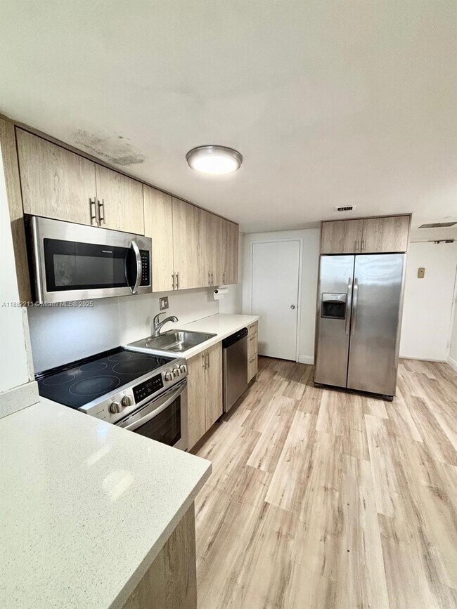 Building Photo - 801 Brickell Bay Dr