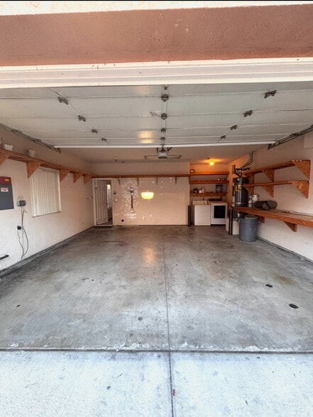 Building Photo - 547 Hart Dr