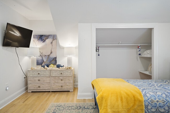 Building Photo - 1804 Pass a Grille Way