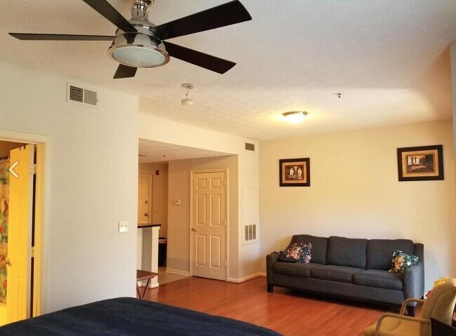 Building Photo - 1250 Parkwood Cir SE