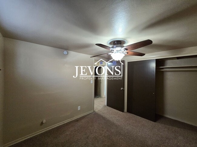 Building Photo - 4210 E Hillcrest Dr