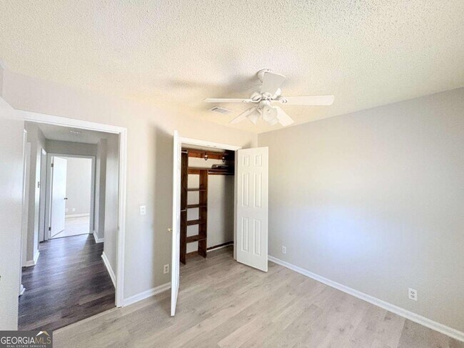 Building Photo - 142 Woodvalley Ct