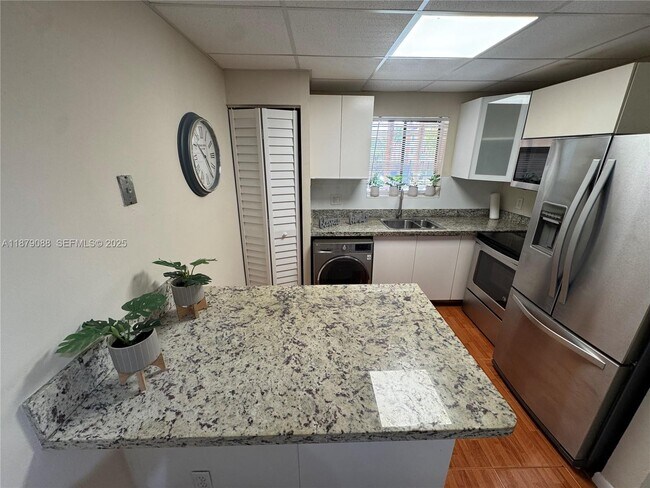 Building Photo - 6900 SW 39th St