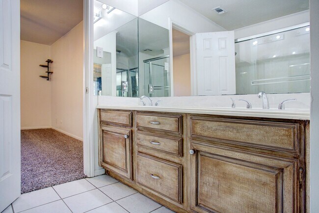 Building Photo - Now Available! Gated 2BR/2BA Condo in N Arlington!