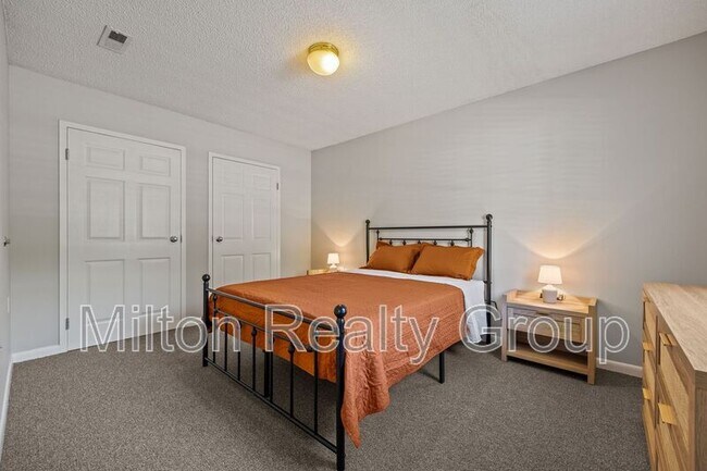 Building Photo - 74 Fantasy Ln