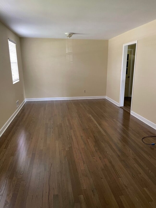 Building Photo - Charming Three Bedroom Brick Ranch in Colu...