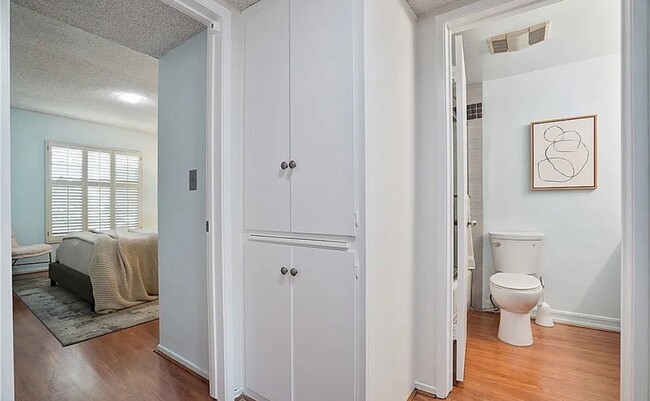 Building Photo - 215 N Kenwood St