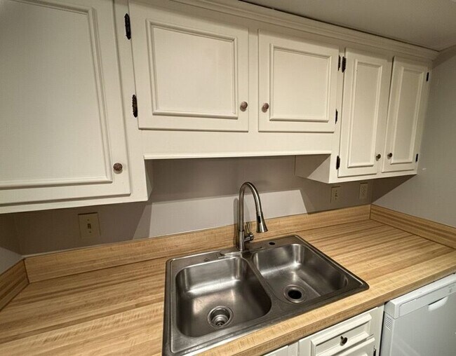 Building Photo - 2404 Quail Hollow Ct