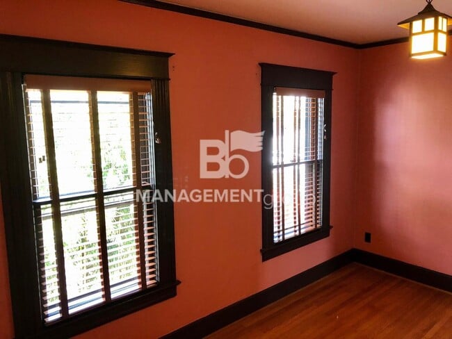 Building Photo - Close-In NE Portland Victorian Offers  Perfect Blend of  Old Charm with Newer Amenities. Lush Pri...