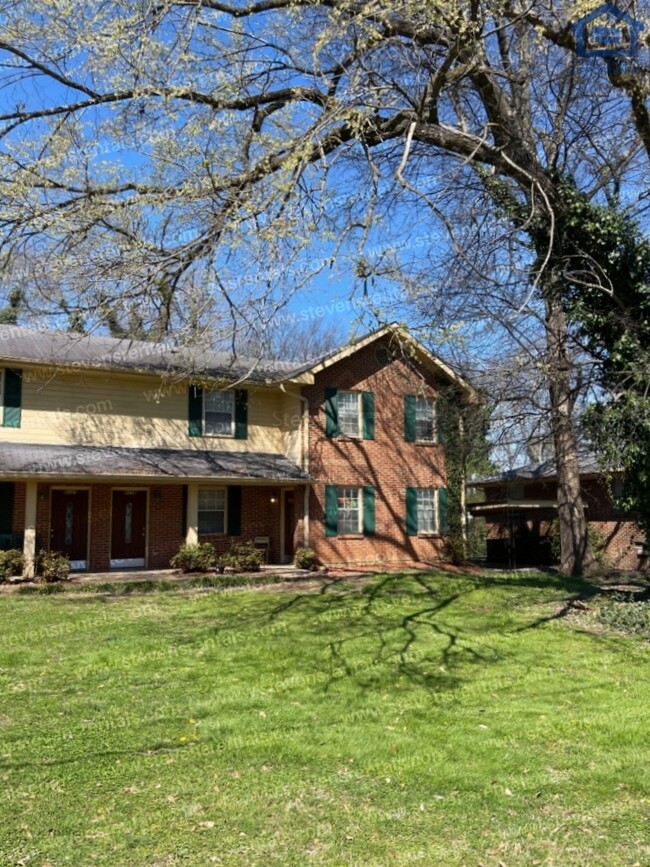 Building Photo - Elegant Brick House