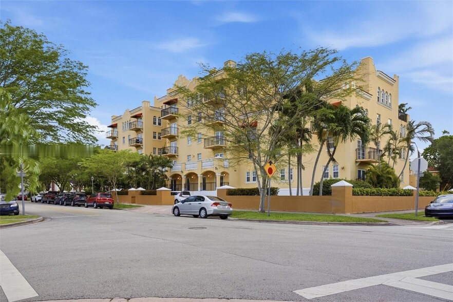 Building Photo - 1400 Salzedo St