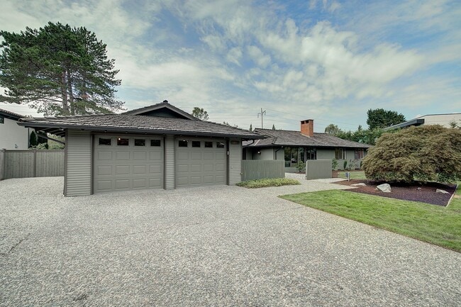Building Photo - 4bd/2.5ba Clyde Hill Home