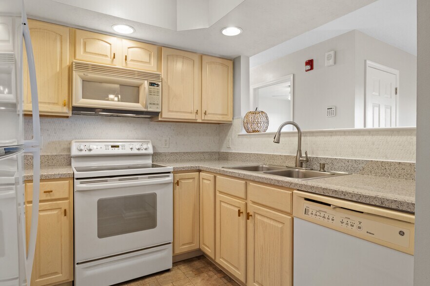 Building Photo - 240 N 2nd St