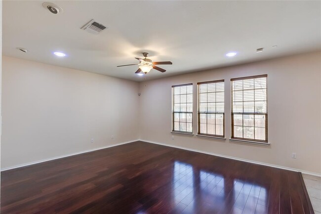 Building Photo - 868 Water Hyacinth Loop