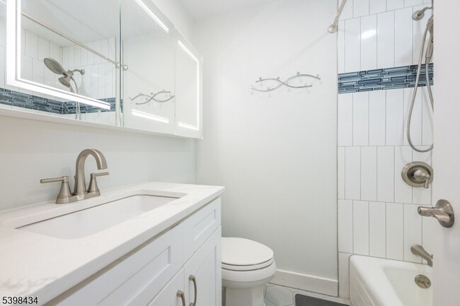 Building Photo - 7 Oak Tree Ln