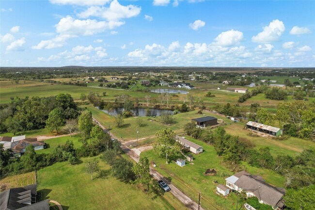 Building Photo - 15930 Pine St