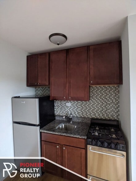 Building Photo - 4546 N Damen Ave