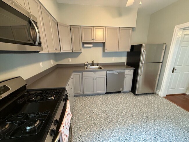 Building Photo - Charming 2 Bed, 2.5 Bath Home with Den & B...
