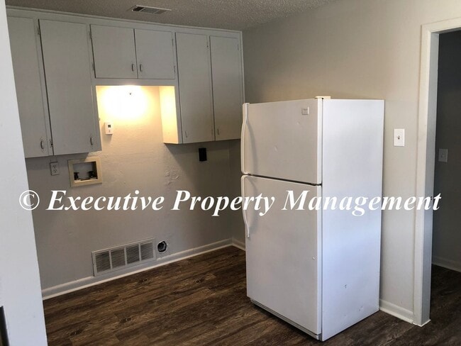 Building Photo - 908 J R Ct