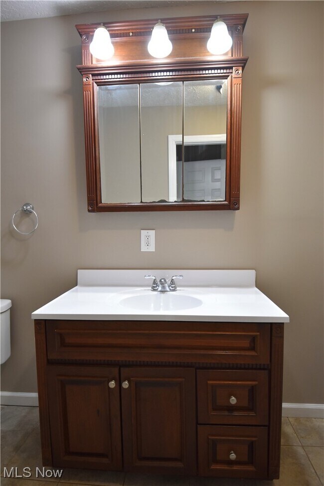 Building Photo - 583 Victoria Ave