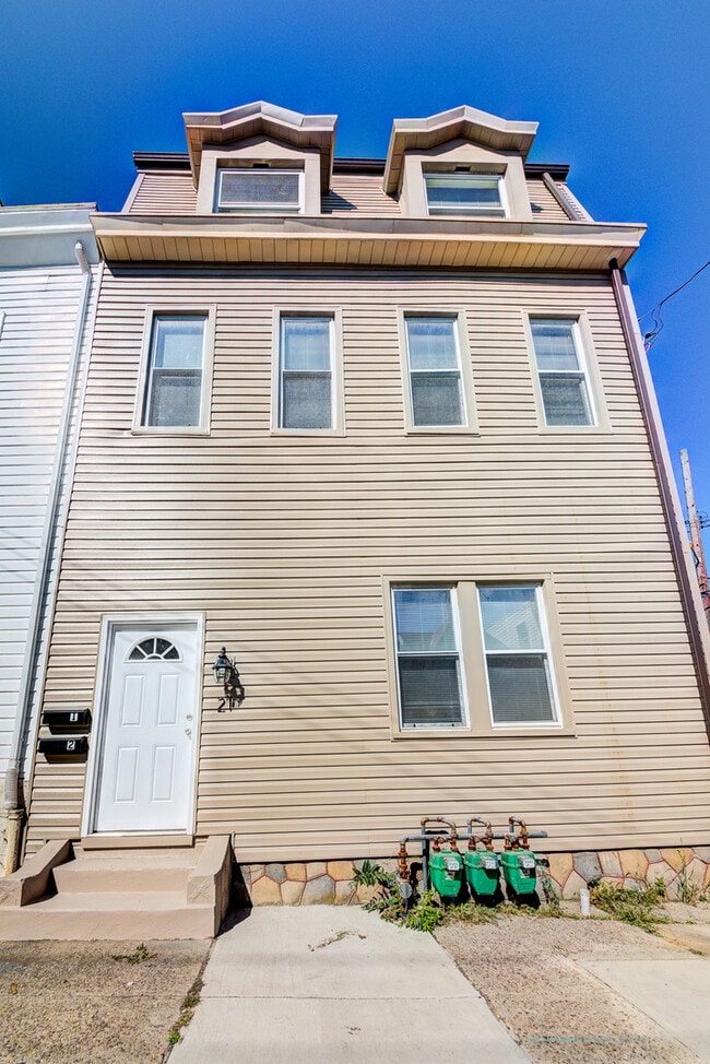 Building Photo - 21 Mt Oliver St