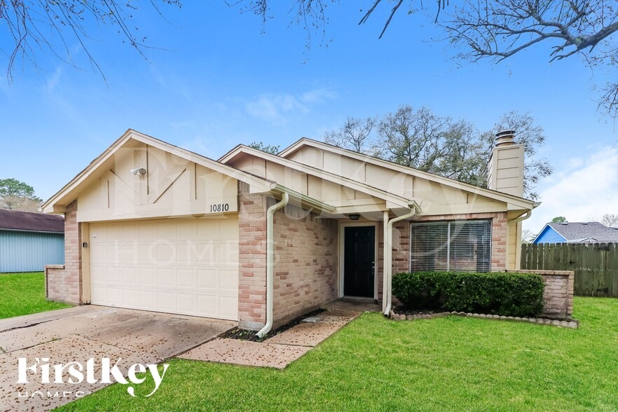 Building Photo - 10810 Lakewood Oaks Dr