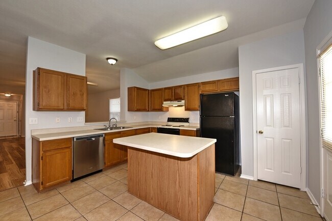 Building Photo - GREAT SINGLE STORY HOME | GATED COMMUNITY | NO CARPETS | CLOSE TO BANDERA & TEZEL RD | SHOPPING &...