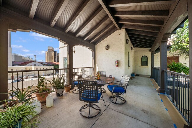 Building Photo - Downtown Luxury Condo with Rooftop Views -...