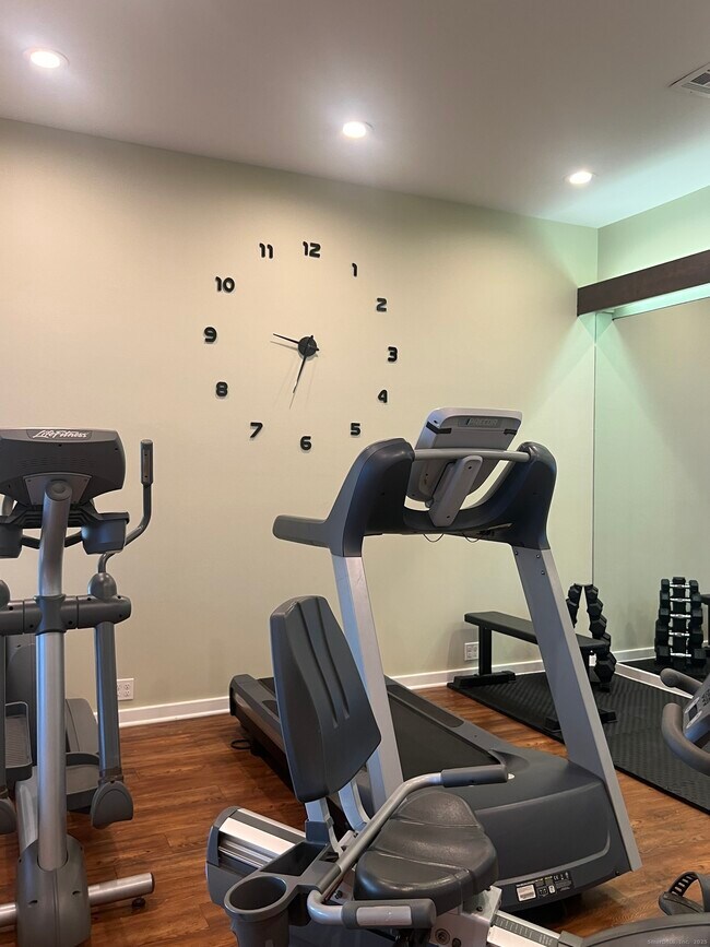 Building Photo - 523 Old Pond Ln