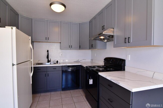 Building Photo - 359 5th Ave