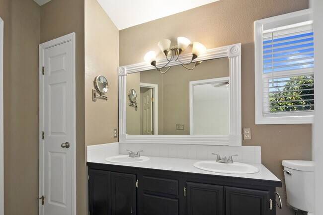 Building Photo - Discover this charming 4-bedroom, 2-bathroom home in Meridian!