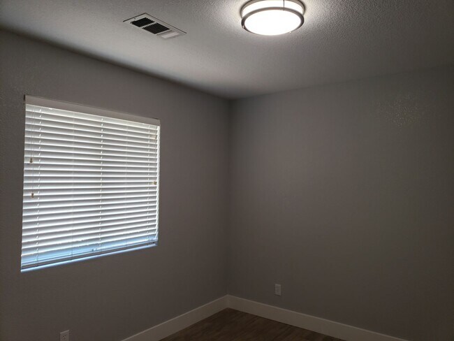 Building Photo - 586 Springer Dr
