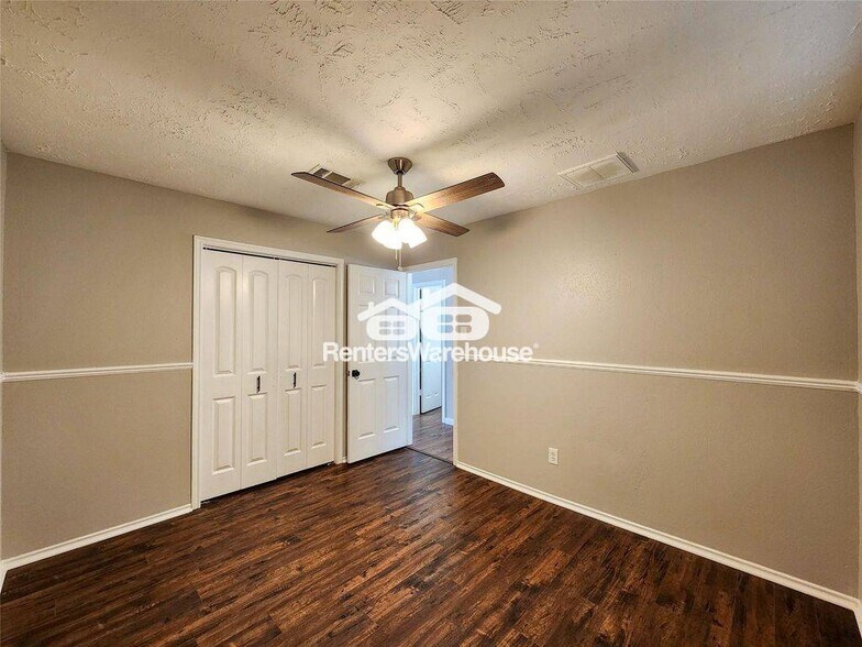 Building Photo - 2118 Creston Dr