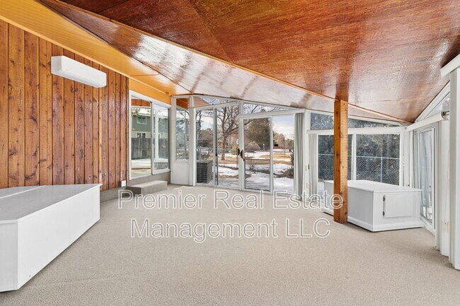 Building Photo - 5905 E Maplewood Ave