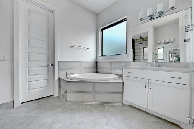 Building Photo - 1815 W 38th St