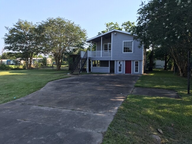 Building Photo - Gorgeous and spacious home in Danbury, Just remodeled and move in ready!