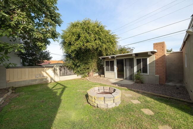 Building Photo - Rarely available 3 bedroom single family h...